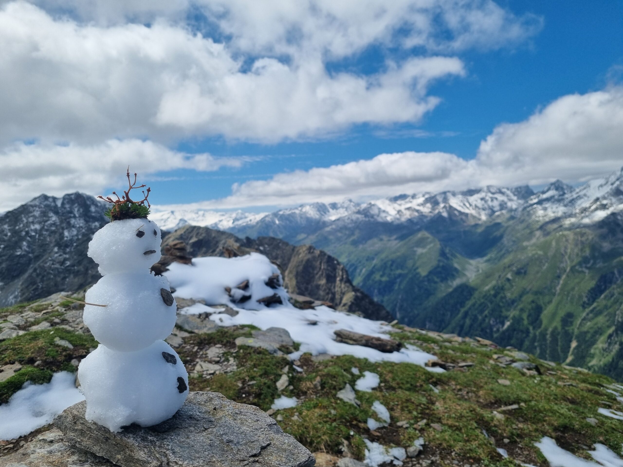 Mehr über den Artikel erfahren 10.07. Schneemann bauen auf dem Madatschkopf
